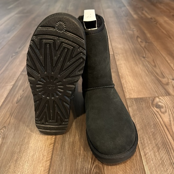 UGG Classic Short ll Boots - Picture 5 of 5